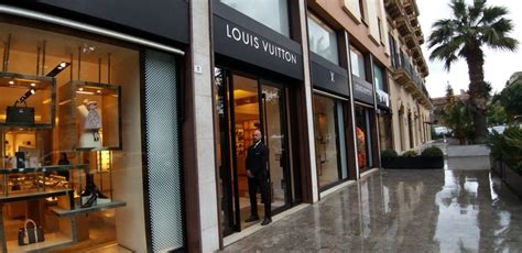 falsi nella boutique louis vuitton|Maxi furto da Louis Vuitton, ladri sfondano la vetrina .